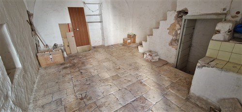 Indipendente, Parzialmente Ristrutturato, con Locale